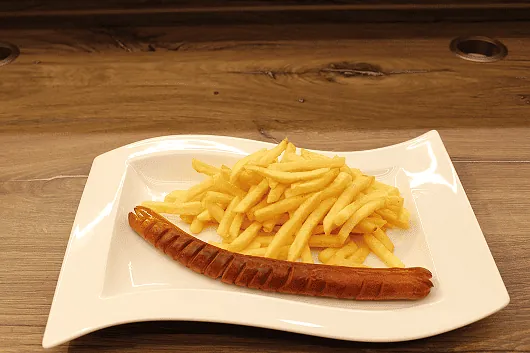 Lange gebratene Bratwurst mit Pommes Frites auf weißem rechteckigem Teller auf Holztisch
